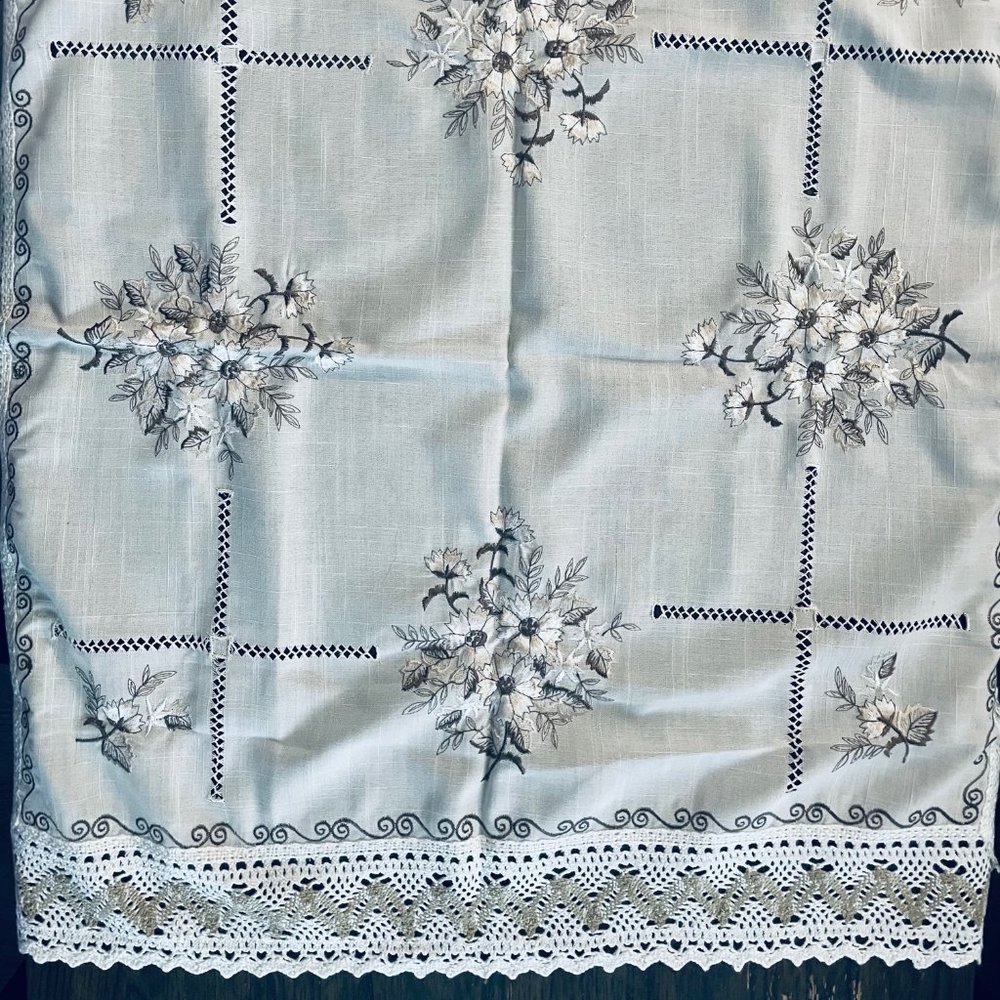 D2 Handmade Embroidered Beige Floral Square table Cloth